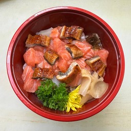 ข้าวหน้าแซลมอนปลาไหลหอยเชลล์(หั่นเต๋า)