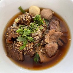 ก๋วยเตี๋ยวหมูตุ๋นน้ำตก