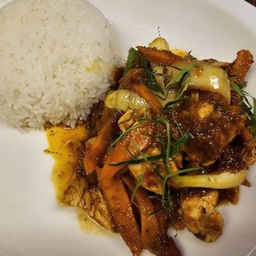 ผัดพริกแกงไก่ราดข้าว