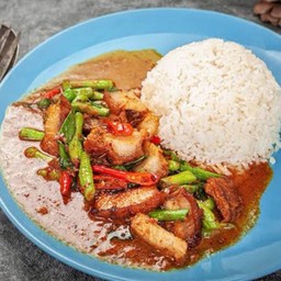 ผัดพริกแกงหมูกรอบ(ราดข้าว)