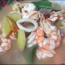 ต้มยำรวมมิตรน้ำใส กับข้าว