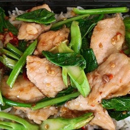 ข้าวผัดคะน้าไฟแดงหมูชิ้น