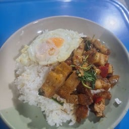 กระเพาหมูกรอบ ไข่ดาว