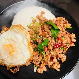 ข้าวกระเพราหมูสับพริกแห้ง