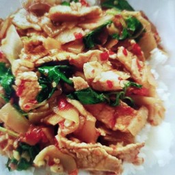 ข้าวกระเพราเนื้อหน่อไม้