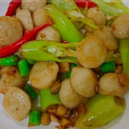ลูกชิ้นปลาผัดพริกหยวก