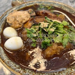 กระเพาะปลา ไข่นกกระทา น่องไก่ เลือดเป็ด เห็ดหอม หน่อไม้