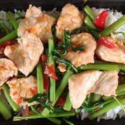 ข้าวผัดผักบุ้งไฟแดงหมูชิ้น