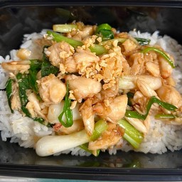 ข้าวราดปูผัดต้นหอม ปู 70 กรัม (ใช้กรรเชียงปูล้วน)