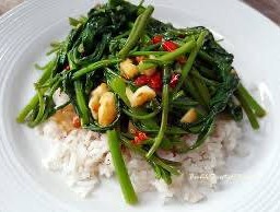 ข้าวราดผัดผักบุ้งน้ำมันหอยหมูสับ