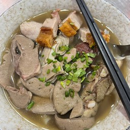 ก๋วยจั๊บหมูกรอบ หลี เจ็ก ตง  Phenix
