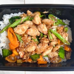 ข้าวราดปูผัดพริกเหลือง ปู 70 กรัม (ใช้กรรเชียงปูล้วน)