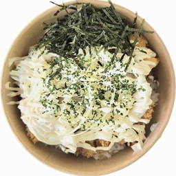 ข้าวไก่กรอบซอสซาวครีมและหัวหอม + ซุปสาหร่าย