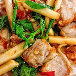 ข้าวกระเพราหน่อไม้หมูกรอบ