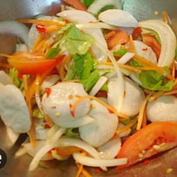 ยำลูกชิ้นเอ็นไก่