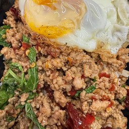 กะเพราหมูสับ ราดข้าว