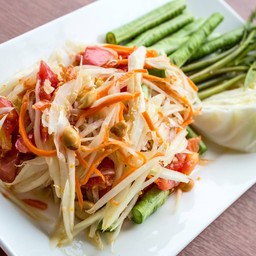 [อร่อยซ่ากับโค้ก] ส้มตำไทย +  โค้ก ออริจินัล (กระป๋อง) + โค้ก ไม่มีน้ำตาล (กระป๋อง) 