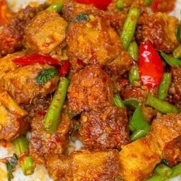 ผัดพริกแกงหมูกรอบ (เป็นกับข้าว)