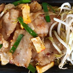 ผัดไทยหมูหมักนุ่ม. ใส่ใข่