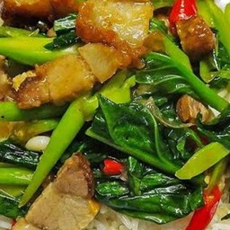 ข้าวคะน้าหมูกรอบ
