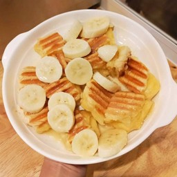 ปังโรตีกล้วย ราดนมน้ำตาล