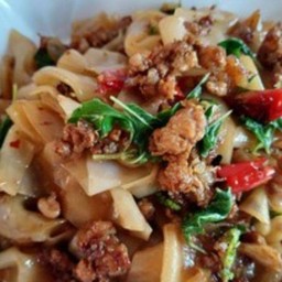 เส้นใหญ่ผัดกระเพรา ระบุหมู ไก่ เนื้อ