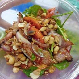 ยำมาม่าคอหมูย่าง