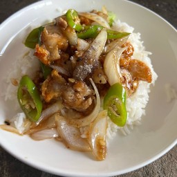 ผัดพริกอ่อนหมูกรอบ