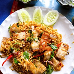 มาม่ากะเพราหมูกรอบ