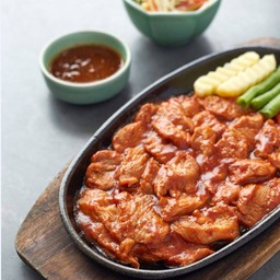 สเต็กลาวหมู เสิร์ฟพร้อมส้มตำ