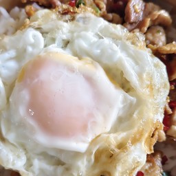 ข้าวกะเพราหมูชิ้น+ไข่ดาว