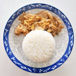 ข้าวราดหมูหมักกระเทียมพริกไทย