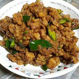 ผัดเผ็ดหมูราดข้าว