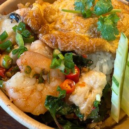 ข้าวผัดกระเพราทะเลไข่เจียว