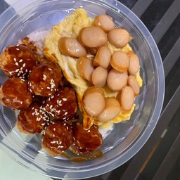ข้าวไก่ป๊อบราดซอสเกาหลี+ไข่ข้น+ไส้กรอกหนัง
