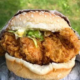 Burger ไก่ทอดสลัดงา