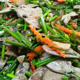 ตับหมูหมูสามชั้นผัดดอกหอม