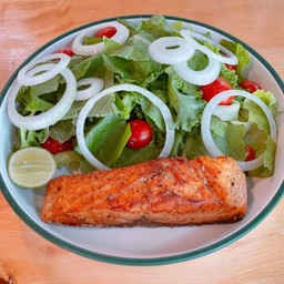 สลัดแซลมอนย่าง