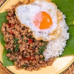 ข้าวผัดกระเพราหมู + ไข่ดาว