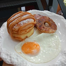 P 2 Pancakes, egg, ham, grilled pineapple caramel