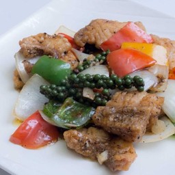 เนื้อกะพงทะเลผัดพริกไทยดำ