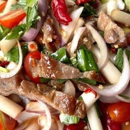 ยำคอหมูย่าง