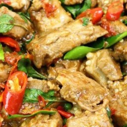 ผัดพริกสดหมูชิ้นราดข้าว