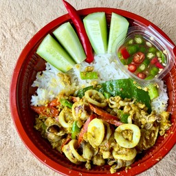 ข้าวเครื่องแกงหมึก