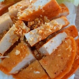 หมูยอทอดกะเทียมราดข้าว