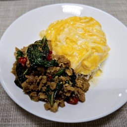 ข้าวกะเพราหมูสับและไข่ข้น