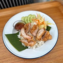 ข้าวปลากระพงทอดซอสน้ำปลา
