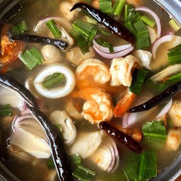 ต้มยำรวมมิตร  (กับข้าว)