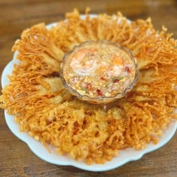 ยำเห็ดเข็มทองทอด(น้ำยำใส่กุ้งกับหมูสับ)