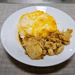 ข้าวไก่กระเทียมพริกไทยและไข่ข้น